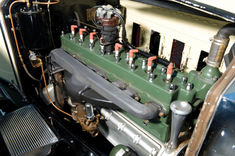 Моторный отсек Packard Custom Eight Convertible Coupe by Dietrich 1928 года  (фото 4 из 6)